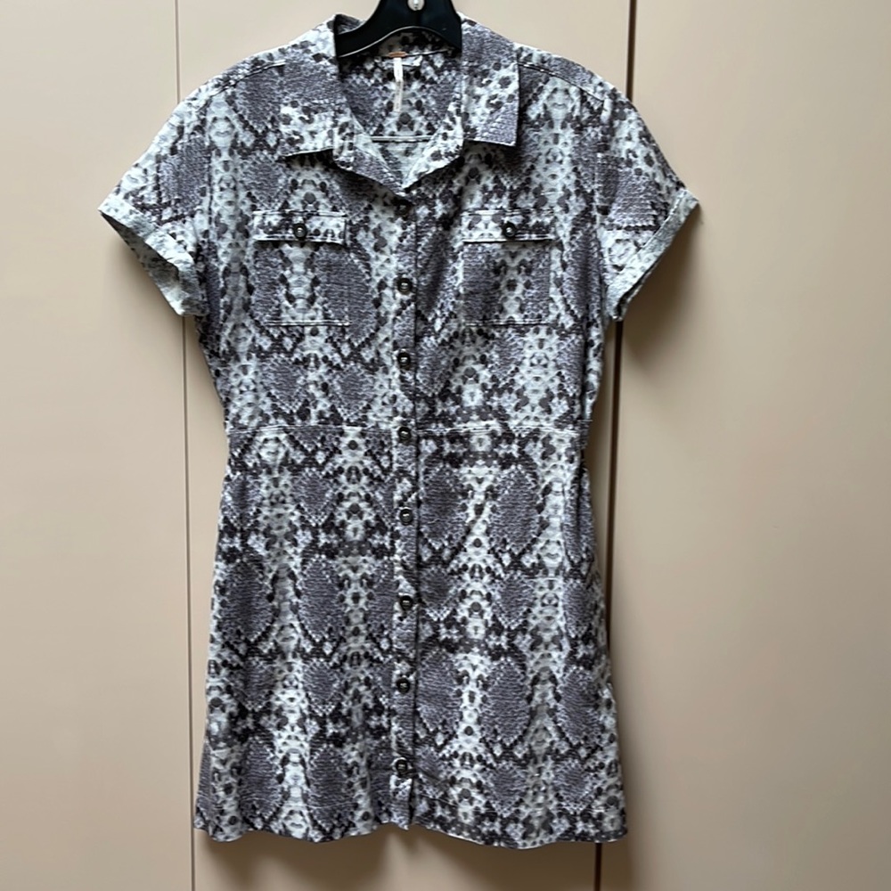 Free People Lizard print mini dress
Bust 20 inches 
Waist 15 inches 
Hip 19 in